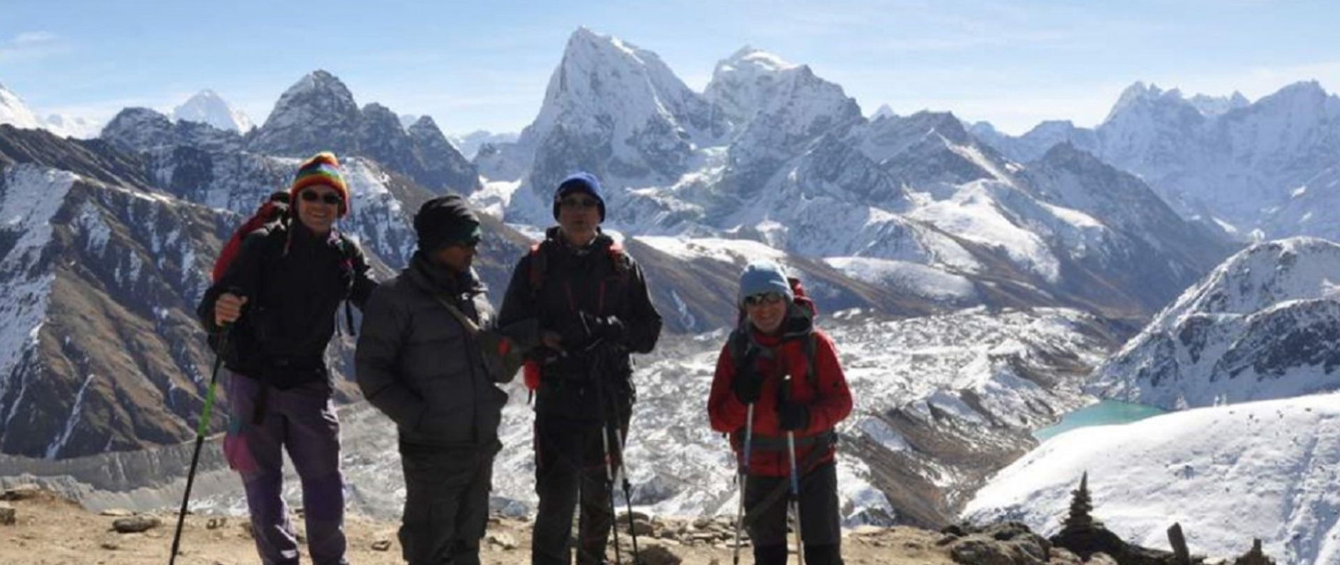 Groupe de trekkeurs avec un guide népalais