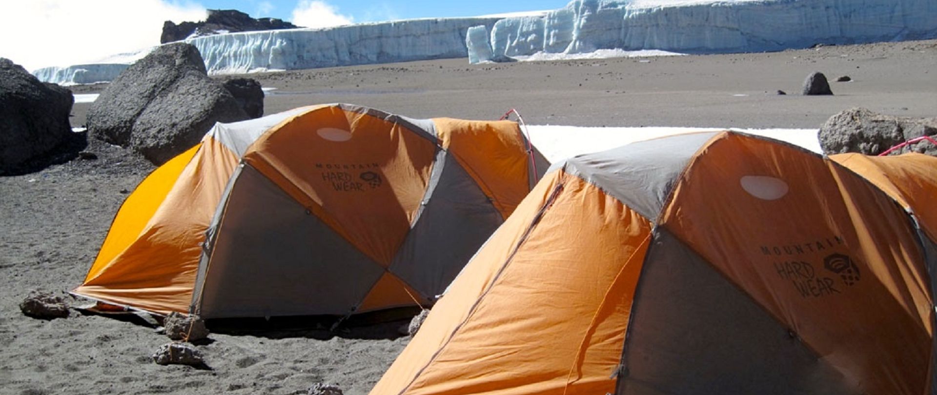 Tentes plantées dans le cratère du Kilimandjaro