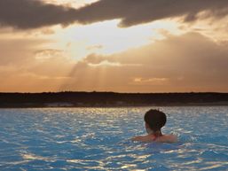 Touriste se baignant dans une source islandaise