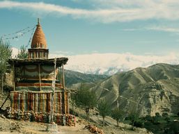 Monument népalais au cœur d'une montagne