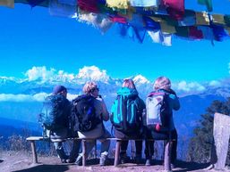 Randonneurs contemplant les Annapurnas