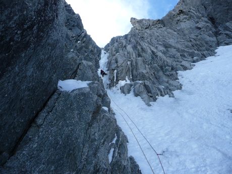 Alpinisme hivernal en goulotte à Chamonix