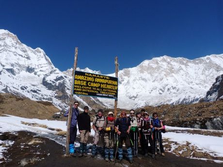 Groupe de randonneurs au pied de l'Annapurna
