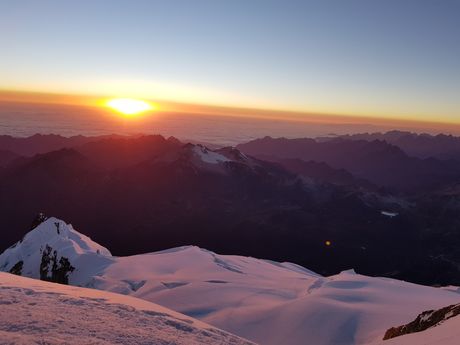 lever du soleil sur une ascension à plus de 6000m.