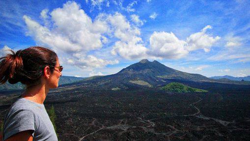 Trekkeur contemplant le volcan Batur en indonésie