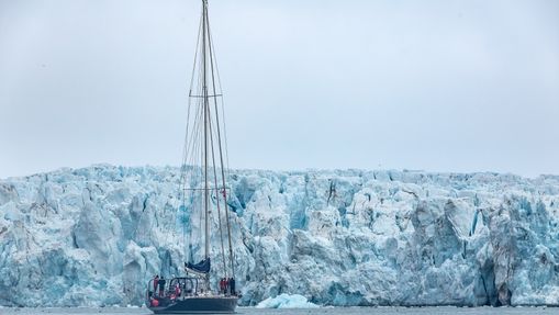 Notre voilier Leatsa devant un glacier au Svalbard