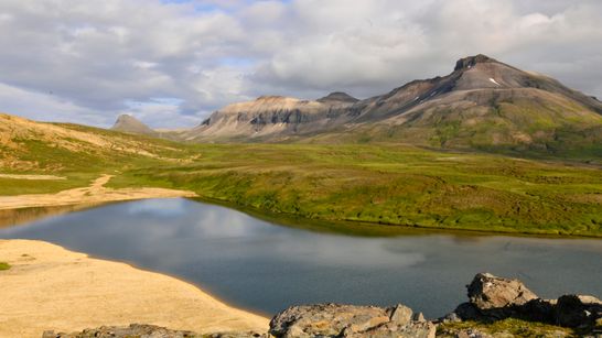 Lac au milieu des montagnes islandaises