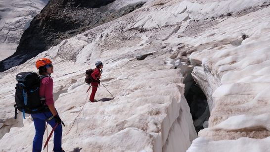 Initiation à l'alpinisme face au Dôme des Ecrins 