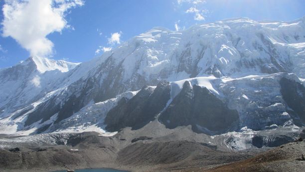 Lac d'altitude au coeur des montagnes himalayennes