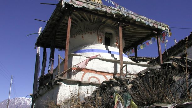 Stupa blanc, rouge et bleu vu au Népal