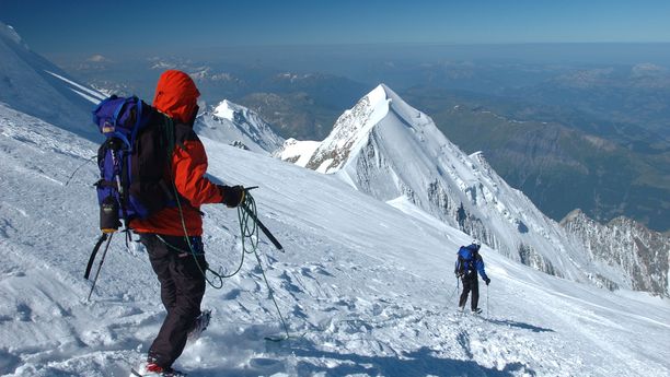 Deux personnes descendent le Mont Blanc encordées