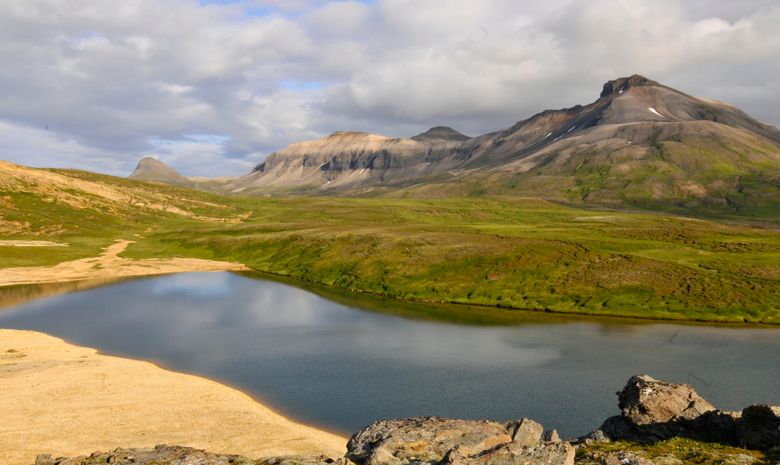 Lac au milieu des montagnes islandaises