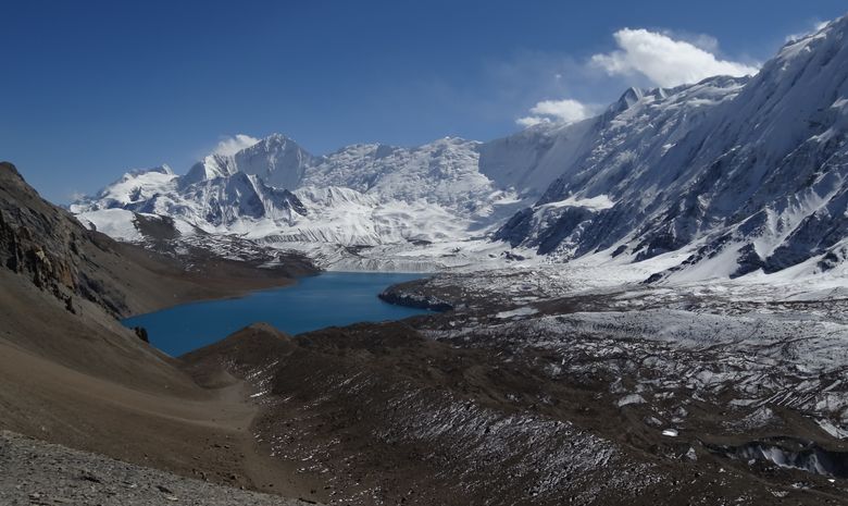 Lac Tilicho au cœur des montagnes népalaises