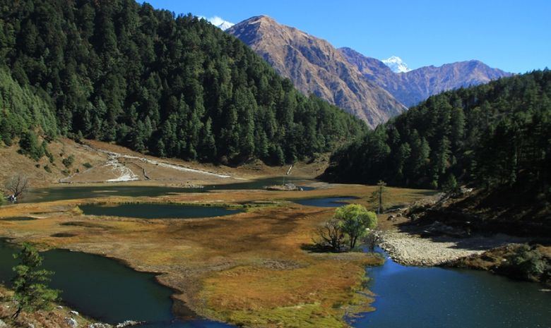 Lacs au milieu des montagnes népalaises