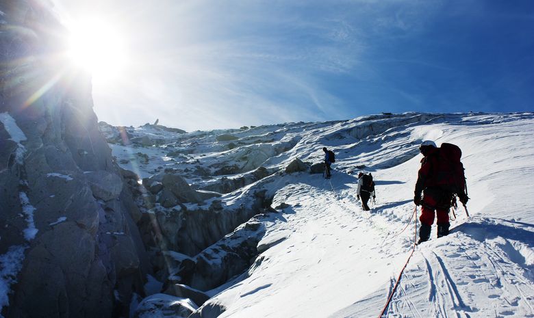 Initiation à l'alpinisme face au Dôme des Ecrins 