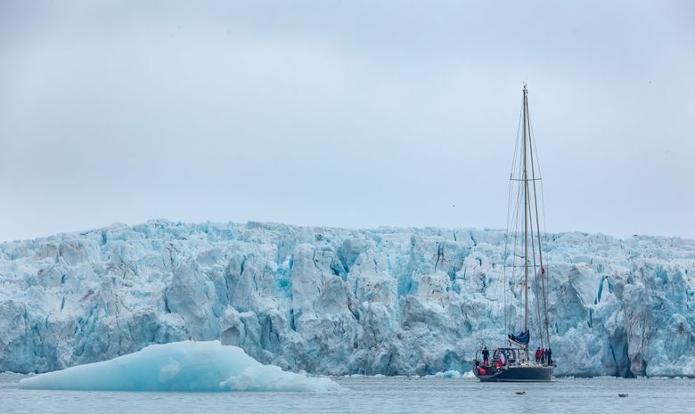 Notre voilier Leatsa devant le glacier Tunabreen