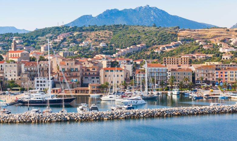 Croisière catamaran en Corse du Sud avec hôtesse