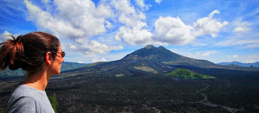 Trekkeur contemplant le volcan Batur en indonésie