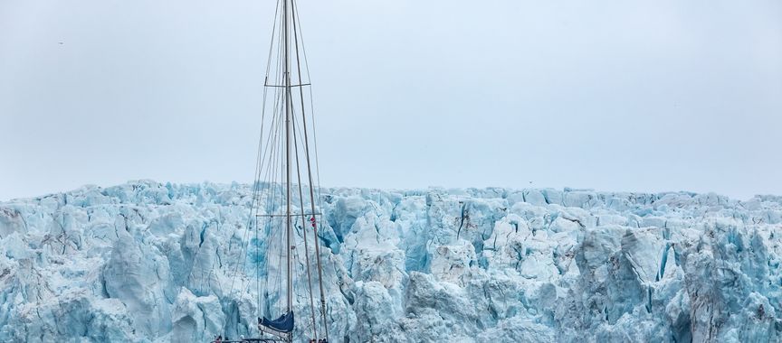 Notre voilier Leatsa devant un glacier au Svalbard